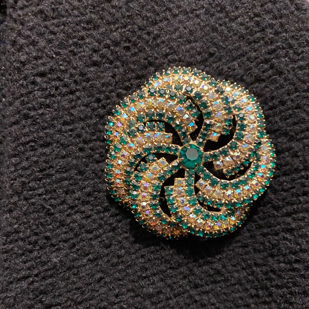 Vintage green & aurora borealis brooch/pin